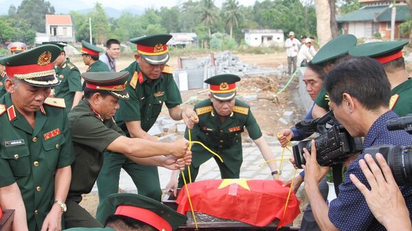 Truy điệu và án táng 18 hài cốt liệt sĩ hy sinh tại Lào - Sputnik Việt Nam