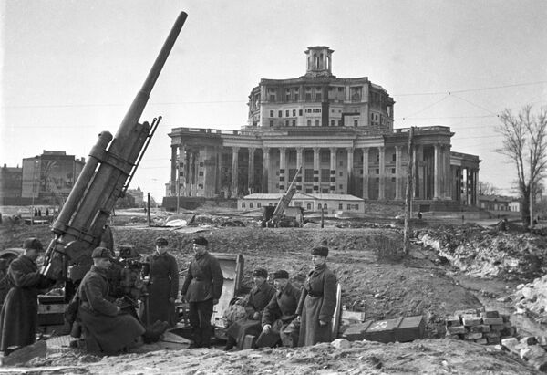 Trận đánh bảo vệ Moskva. Tháng 11 năm 1941. Súng phòng không trước Nhà hát Quân đội Liên Xô.  - Sputnik Việt Nam