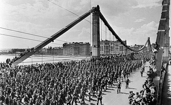 Tù binh Đức Quốc xã đi qua cầu Crưm đến nhà ga xe lửa Kursk - Sputnik Việt Nam