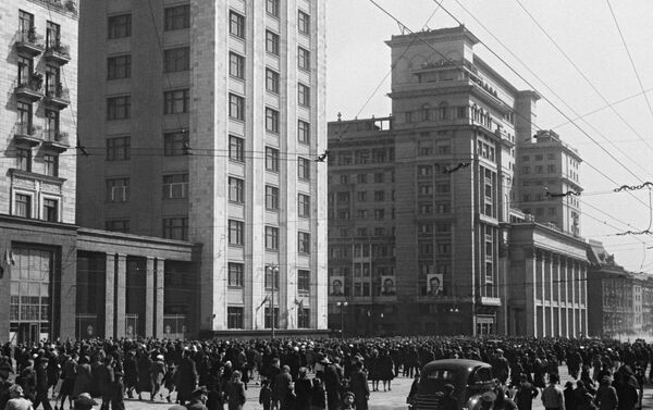 Người dân Moskva trước khách sạn Moskva trong Ngày Chiến thắng năm 1945 - Sputnik Việt Nam