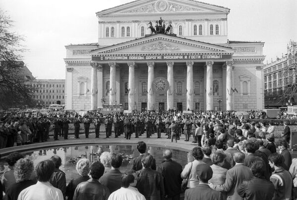 Ngày Chiến thắng bên Nhà hát Bolshoi Moskva - Sputnik Việt Nam