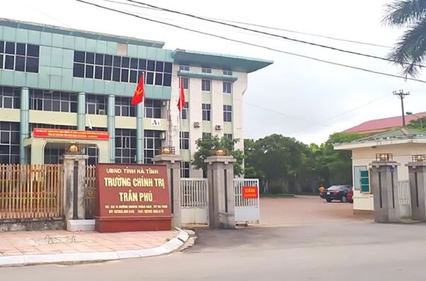 Đưa tin sai trên Facebook, Trưởng khoa Trường Chính trị Hà Tĩnh bị đình chỉ chức vụ Đưa tin sai trên Facebook, Trưởng khoa Trường Chính trị Hà Tĩnh bị đình chỉ chức vụ - Sputnik Việt Nam