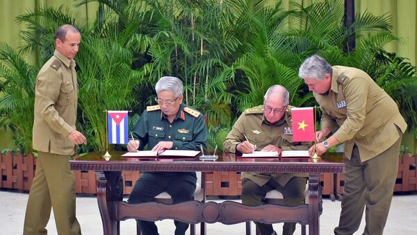 hượng tướng Nguyễn Chí Vịnh và Thượng tướng Álvaro Lopez Miera ký biên bản về việc thực hiện Bộ hồ sơ về 60 năm lịch sử quan hệ quốc phòng Việt Nam-Cuba. - Sputnik Việt Nam