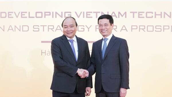 Thủ tướng Nguyễn Xuân Phúc và Bộ trưởng Bộ TTTT Nguyễn Mạnh Hùng - Sputnik Việt Nam