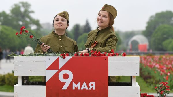 Các cô gái mặc quân phục trong lễ hội Ngày Chiến thắng tại Công viên Văn hóa mang tên Gorky ở Matxcơva.  - Sputnik Việt Nam