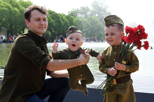 Một phụ huynh với các em nhỏ trong lễ hội Ngày Chiến thắng tại Công viên Văn hóa mang tên Gorky ở Matxcơva  - Sputnik Việt Nam