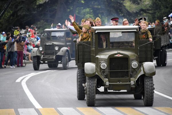 Đoàn xe thời Chiến tranh Vệ quốc Vĩ đại trong lễ hội kỷ niệm Ngày Chiến thắng ở Sevastopol - Sputnik Việt Nam