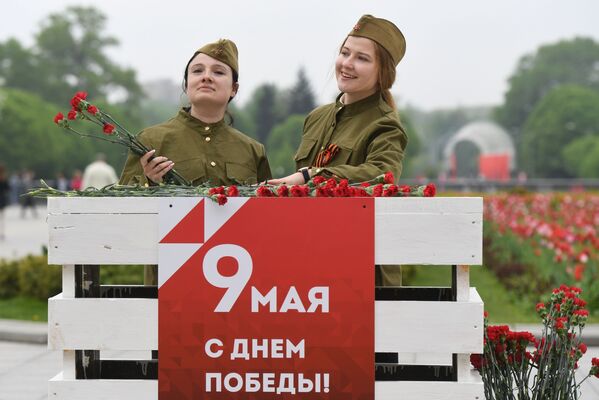Các cô gái mặc quân phục trong lễ hội Ngày Chiến thắng tại Công viên Văn hóa mang tên Gorky ở Matxcơva.  - Sputnik Việt Nam