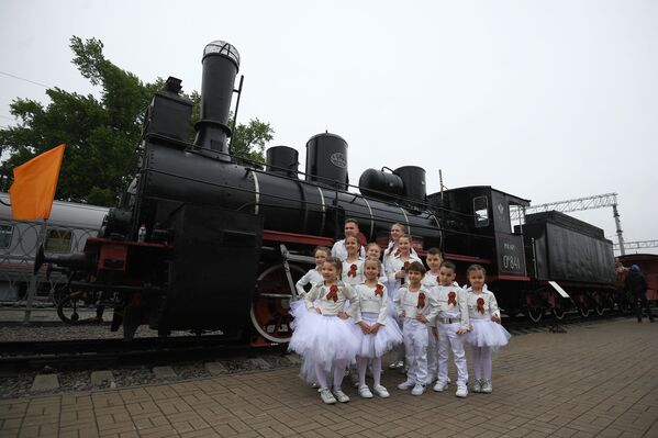 Trẻ em và sự kiện “Đoàn tàu Chiến thắng” nhân kỷ niệm 74 năm Chiến thắng trong Chiến tranh Vệ quốc Vĩ đại, tại nhà ga xe lửa Rizhsky ở Matxcơva  - Sputnik Việt Nam