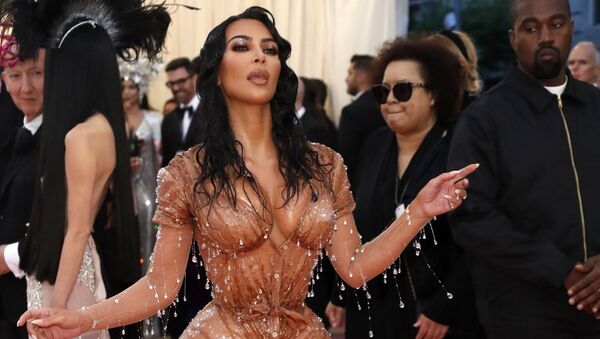 Ngôi sao truyền hình thực tế Kim Kardashian và chồng tại Met Gala 2019 ở New York - Sputnik Việt Nam