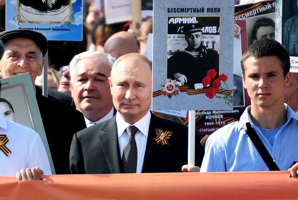Tổng thống Nga Vladimir Putin mang chân dung thân phụ - chiến sĩ tiền tuyến Vladimir Spiridonovich, tham gia cuộc tuần hành yêu nước Trung đoàn Bất tử - Sputnik Việt Nam