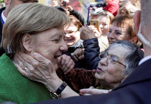 Thủ tướng Đức Angela Merkel bên các cư dân thành phố Sibiu của Rumania chào mừng bà - Sputnik Việt Nam