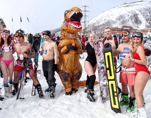 Những người tham gia lễ hội trượt dốc núi tuyết trong bộ đồ tắm Khibiny-bikini 2019 ở Kirovsk - Sputnik Việt Nam