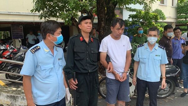 Liu Minh Yang (quốc tịch Đài Loan, áo trắng) là đối tượng chủ mưu bị lực lượng chức năng bắt giữ.  - Sputnik Việt Nam