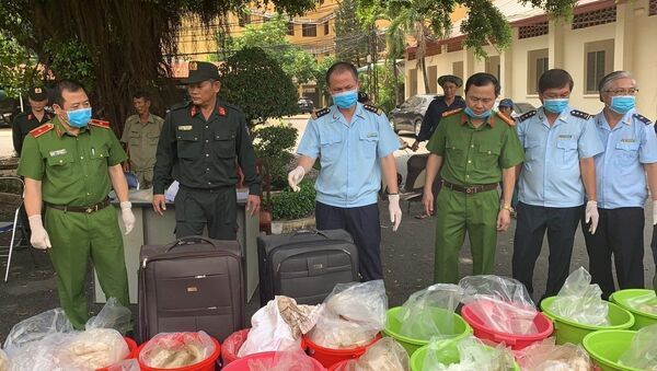 Lực lượng chức năng thu giữ tang vật của chuyên án.  - Sputnik Việt Nam