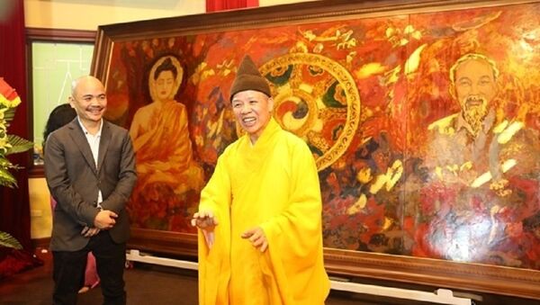 Thượng toạ Thích Thanh Quyến bên cạnh người tặng bức tranh - ông Hà Huy Thanh. - Sputnik Việt Nam