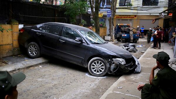 Nữ tài xế lùi xe Camry tông tử vong người phụ nữ đi xe máy ở Hà Nội - Sputnik Việt Nam