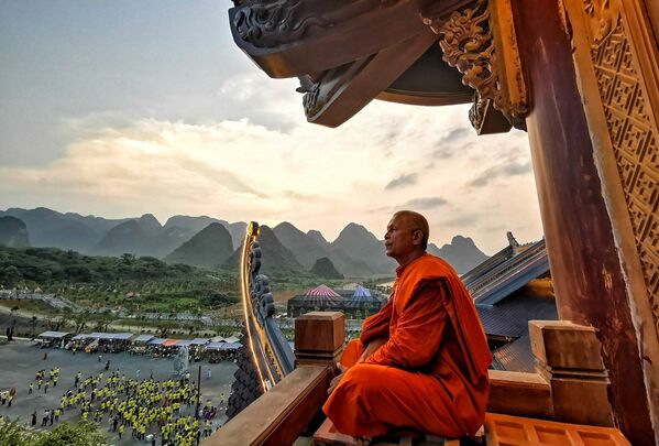 Một sư tăng ngắm cảnh đẹp kỳ vĩ của chùa Tam Chúc. - Sputnik Việt Nam