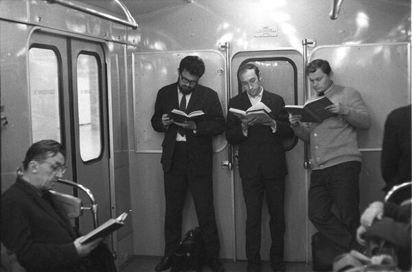 Hành khách tàu điện ngầm Moskva, năm 1973 - Sputnik Việt Nam