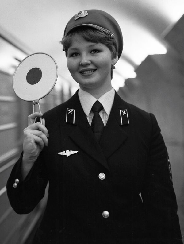 Nhân viên trực trên ga tàu điện ngầm Mayakovskaya, năm 1980 - Sputnik Việt Nam