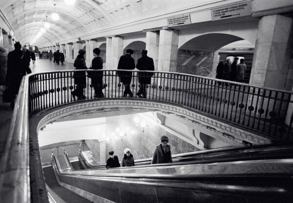 Trung tâm chuyển tại trạm Prospect Mira, trong tàu điện ngầm Moskva, năm 1975 - Sputnik Việt Nam