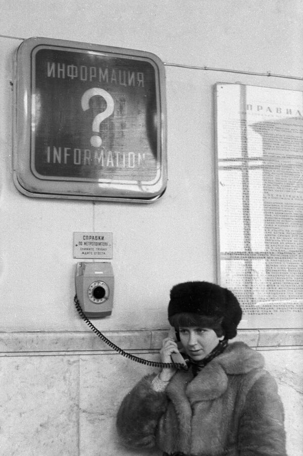 Chiếc điện thoại đặc biệt trong hành lang nhà ga, nơi hành khách có thể nhận được bất kỳ thông tin nào về hoạt động của tàu điện ngầm, năm 1980 - Sputnik Việt Nam