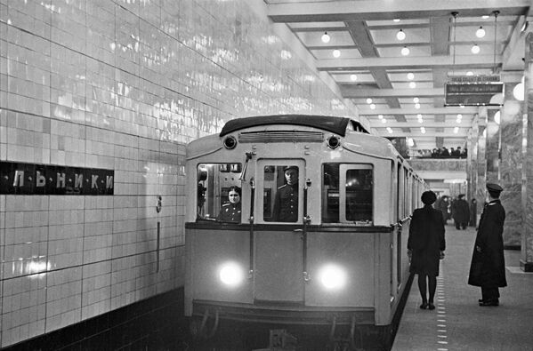 Tại ga Sokolniki, thuộc hệ thống tàu điện ngầm Moskva, năm 1948 - Sputnik Việt Nam