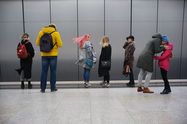 Hành khách tại ga “Ramenki”, tàu điện ngầm Moskva, năm 2019 - Sputnik Việt Nam