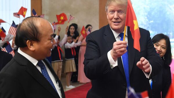 Tổng thống Mỹ Donald Trump vẫy lá cờ Việt Nam trong cuộc gặp với Thủ tướng Nguyễn Xuân Phúc - Sputnik Việt Nam