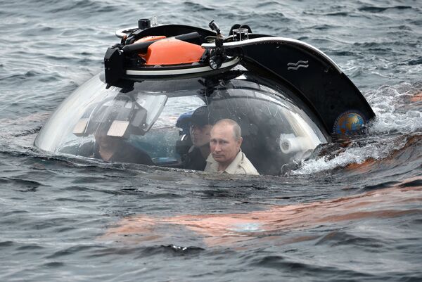 Tổng thống Putin lặn xuống nước thăm chiếc tàu ngầm bị chìm trong chiến tranh Tổng thống Putin lặn xuống nước thăm chiếc tàu ngầm bị chìm trong chiến tranh - Sputnik Việt Nam