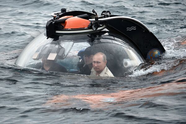 Tổng thống Nga Vladimir Putin trong máy lặn xuống con tàu cổ bị chìm gần Sevastopol - Sputnik Việt Nam