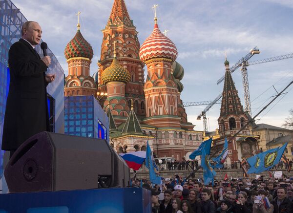 Tổng thống Nga Vladimir Putin phát biểu tại cuộc mít tinh Chúng ta đang cùng nhau! tại dốc Vasilevsky bên cạnh điện Kremlin. - Sputnik Việt Nam