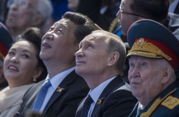 Tổng thống Liên bang Nga Vladimir Putin cùng Chủ tịch Trung Quốc Tập Cận Bình và phu nhân tại cuộc diễu hành quân sự Ngày Chiến thắng trong Chiến tranh Vệ quốc Vĩ đại chống phát xít Đức. - Sputnik Việt Nam