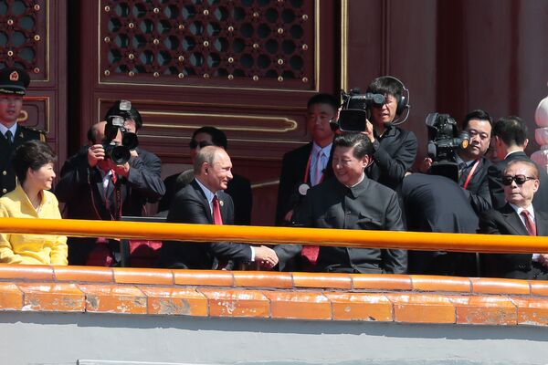 Tổng thống Nga Vladimir Putin và Chủ tịch Trung Quốc Tập Cận Bình trước cuộc diễu hành nhân lễ kỷ niệm lần thứ 70 Thế chiến II tại Bắc Kinh. - Sputnik Việt Nam