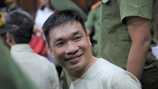 Mỉm cười  Văn Kính Dương  ngay khi chuẩn bị tâm lý đến tòa để nghe tuyên án. - Sputnik Việt Nam