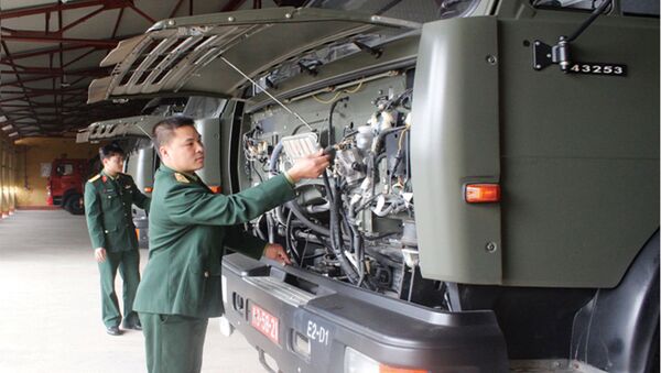 Lái xe Nguyễn Vũ Lực , thuộc Ban Tham mưu, Trung đoàn Vận tải 652, Cục Hậu cần, Quân khu 2 kiểm tra kỹ tình trạng kỹ thuật của xe  - Sputnik Việt Nam