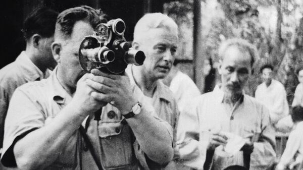 Chủ tịch Hồ Chí Minh, nhà quay phim Roman Karmen và Vladimir Yeshurin, năm 1954 - Sputnik Việt Nam