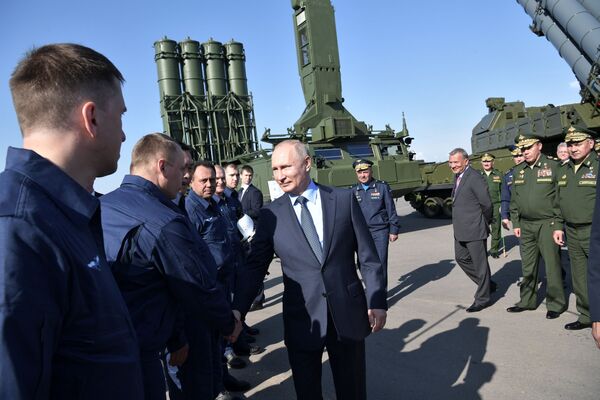 Tổng thống Nga Vladimir Putin bắt tay với đội phi công lái máy bay chiến đấu Su-57 tháp tùng Chuyên cơ 1 trên đường bay đến Akhtubinsk - Sputnik Việt Nam