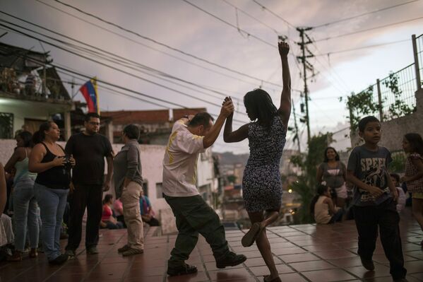 Mọi người nhảy múa trên  quảng trường ở Caracas, Venezuela - Sputnik Việt Nam