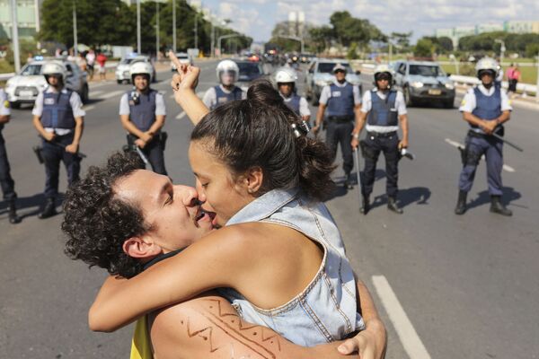 Cặp đôi hôn nhau trước hàng rào cảnh sát trong cuộc đình công của Hiệp hội sinh viên quốc gia Brazil - Sputnik Việt Nam