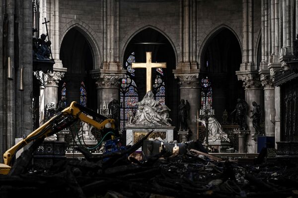 Bệ thờ ở nhà thờ Đức Bà Paris trong bối cảnh công việc khôi phục sau vụ cháy - Sputnik Việt Nam