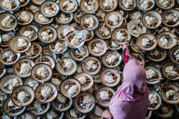 Người phụ nữ Indonesia chuẩn bị bữa ăn tối trong tháng Ramadan tại nhà thờ Hồi giáo Jogokariyan ở Yogyakarta - Sputnik Việt Nam