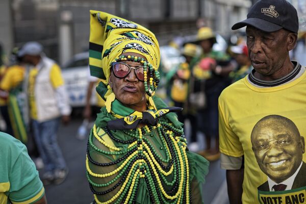 Những người ủng hộ Đảng Đại hội dân tộc Phi (ANC) mừng chiến thắng trong cuộc bầu cử quốc hội ở trung tâm thành phố Johannesburg, Nam Phi - Sputnik Việt Nam