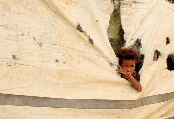 Đứa trẻ trong lều trại dành cho người tỵ nạn ở tỉnh Abs, Yemen - Sputnik Việt Nam
