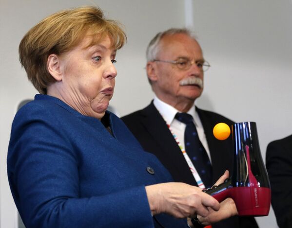 Thủ tướng Đức Angela Merkel tại Đại học Thanh niên ở Wuppertal - Sputnik Việt Nam