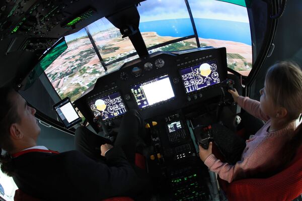 Phía trong buồng lái trực thăng đa năng Ka-32, giới thiệu tại Triển lãm HeliRussia - 2019 ở «Crocus Expo». - Sputnik Việt Nam