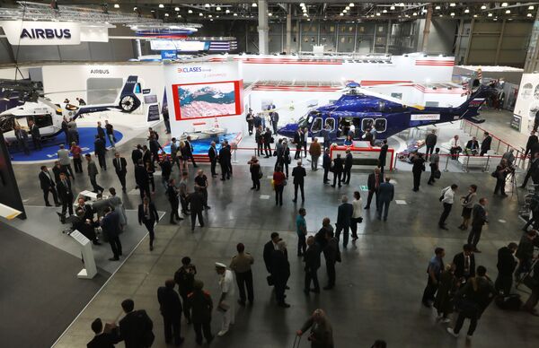Khách tham quan tại Triển lãm Công nghiệp Trực thăng Quốc tế lần thứ XII HeliRussia - 2019 diễn ra ở «Crocus Expo» - Sputnik Việt Nam