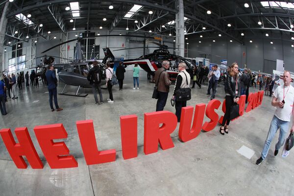 Khách tham quan tại Triển lãm Công nghiệp Trực thăng Quốc tế lần thứ XII HeliRussia - 2019 diễn ra ở «Crocus Expo» - Sputnik Việt Nam
