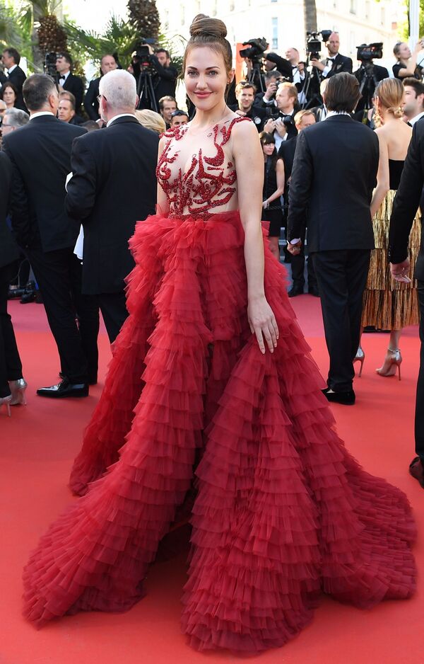 Nữ nghệ sĩ  kiêm nhà sản xuất điện ảnh Meryem Uzerli trên thảm đỏ tại Liên hoan phim quốc tế Cannes lần thứ 72 - Sputnik Việt Nam