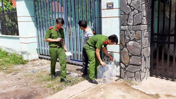 Công an khám hiện trường ngôi nhà phát hiện 2 xác chết bị đúc bê tông - Sputnik Việt Nam